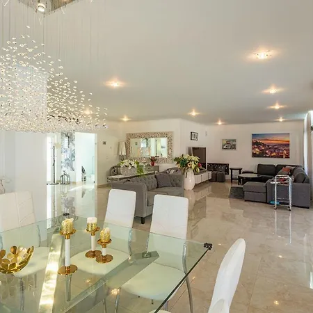 Armando - Splendid 6 Bedroom In - Private Heated Pool - Games - Fitness Are *