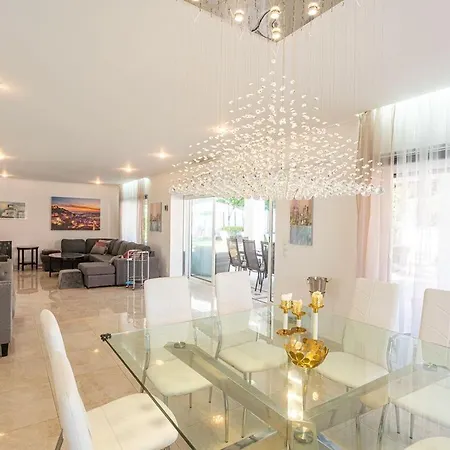 Armando - Splendid 6 Bedroom In - Private Heated Pool - Games - Fitness Are